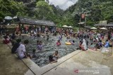 Pengunjung menikmati wahana permainan air di Kawasan wisata Gunung Galunggung, Kabupaten Tasikmalaya, Jawa Barat, Minggu (22/12/2019). Pengunjung yang didominasi anak-anak sekolah memanfaatkan hari liburnya untuk mengunjungi kawasan wisata Gunung Galunggung yang menyediakan pemandian air panas. ANTARA JABAR/Adeng Bustomi/agr