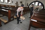 Polisi melakukan sterilisasi di Gereja Katolik Santo Mikael, Surabaya, Jawa Timur, Senin (23/12/2019). Sterilisasi tersebut untuk memberikan keamanan dan kenyamanan kepada umat Kristiani dalam menjalankan ibadah pada Hari Natal. Antara Jatim/Didik/ZK