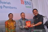 Pimpinan Wilayah Timur BNI Syariah, Imam Hidayat Sunarto (tengah) didampingi Branch Manager Kantor Cabang Surabaya Dharmawangsa BNI Syariah, Utama Ramadhan Janis (kiri) dan Wakil Bupati Jombang Sumrambah (kanan) saat peresmian kantor cabang pembantu (KCP) BNI Syariah Jombang, Jawa Timur, Senin (23/12/2019). Dengan dibukanya kantor cabang pembantu BNI Syariah di wilayah Kabupaten Jombang itu agar dapat mendekatkan masyarakat untuk menjangkau akses permodalan, simpanan dana maupun produk perencanaan syariah. Antara Jatim/Syaiful Arif/zk