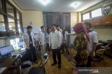 Menteri Kesehatan Terawan Agus Putranto (tengah) mengunjungi salah satu ruangan di Rumah Sakit Hasan Sadikin (RSHS) saat melakukan kunjungan kerja di Bandung, Jawa Barat, Senin (20/12/2019). Kunjungan kerja Menteri Kesehatan tersebut ditujukan untuk memeriksa kesiapan RSHS dalam menghadapi Natal dan Tahun Baru 2020. ANTARA JABAR/Raisan Al Farisi/agr