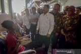 Menteri Kesehatan Terawan Agus Putranto (ketiga kanan) bersama jajaran direksi Rumah Sakit Hasan Sadikin (RSHS) berbincang dengan seorang pasien saat melakukan kunjungan kerja di Bandung, Jawa Barat, Senin (20/12/2019). Kunjungan kerja Menteri Kesehatan tersebut ditujukan untuk memeriksa kesiapan RSHS dalam menghadapi Natal dan Tahun Baru 2020. ANTARA JABAR/Raisan Al Farisi/agr