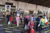 Calon penumpang bersiap naik Kereta Api (KA) di Stasiun KA Madiun, Jawa Timur, Senin (23/12/2019). Data PT KAI menyebutkan total jumlah penumpang KA secara nasional selama masa angkutan mudik libur Natal dan Tahu Baru mulai 19 hingga 22 Desember 2019 mengalami penurunan 5,51 persen dibandingkan 2018 pada periode waktu yang sama, yaitu dari 1.287.469 penumpang menjadi 1.216.493 penumpang. Antara Jatim/Siswowidodo/zk
