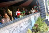 Petugas berpakaian ala kerajaan majapahit berjaga di dejan Pos Pengamanan (PAM) Natal dan Tahun Baru (NATARU) 2019/2020 di jalan raya Wlingi, Blitar, Jawa Timur, Senin (23/12/2019). Selain bertujuan untuk menjaga keamanan warga dan pengguna jalan selama masa Operasi Lilin Semeru 2019, Pos PAM milik Polres Blitar tersebut sengaja mengangkat tema Candi Penataran guna mempromosikan kawasan wisata yang merupakan ikon daerah itu, serta bertujuan untuk memberikan edukasi sejarah kepada masyarakat. Antara Jatim/Irfan Anshori/zk.