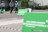 Warga menggunakan alat mobilitas pribadi (Grabwheels) saat safety roadshow di Bandung, Jawa Barat, Senin (23/12/2019). Kegiatan tersebut merupakan sarana edukasi penggunaan Grabwheels secara aman, nyaman dan meminimalisir pelanggaran serta resiko kecelakaan. ANTARA JABAR/M Agung Rajasa/agr