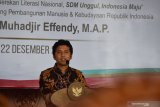Wakil Gubernur Jawa Timur Emil Elestianto Dardak menyampaikan sambutan saat Simposium Gerakan Literasi Nasional (GLN) di Pendopo Ronggo Djoemeno, Kabupaten Madiun, Jawa Timur, Minggu (22/12/2019). Simposium bertema 