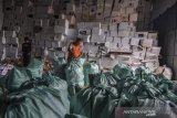 Sejumlah pekerja membongkar keretas surat suara di gudang Komisi Pemilihan Umum (KPU) Kabupaten Ciamis, Jawa Barat, Senin (23/12/2019). Sebanyak 4,8 juta surat suara yang digunakan pada Pemilu 2019 dilelang di Kantor Pelayanan Kekayaan Negara dan Lelang (KPKNL) dan nantinya hasilnya masuk kas negara. ANTARA JABAR/Adeng Bustomi/agr