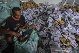 Sejumlah pekerja membongkar keretas surat suara di gudang Komisi Pemilihan Umum (KPU) Kabupaten Ciamis, Jawa Barat, Senin (23/12/2019). Sebanyak 4,8 juta surat suara yang digunakan pada Pemilu 2019 dilelang di Kantor Pelayanan Kekayaan Negara dan Lelang (KPKNL) dan nantinya hasilnya masuk kas negara. ANTARA JABAR/Adeng Bustomi/agr