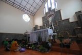 Menghias altar gereja