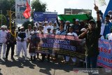 Demonstran yang tergabaung dalam Koalisi Rakyat Aceh membawa spanduk dan bendera Kerajaan Aceh tempo dulu saat aksi solidaritas mengecam tindak kekerasan Pemerintah Cina terhadap muslim Uighur di Bundaran Sipang Lima, Banda Aceh, Aceh, Rabu (24/12/2019). Demonstran dari berbagai kominitas, suku dan agama di Aceh meminta pemerintah Indonesia untuk mendesak Pemerintah Cina segera menghentikan tindak intimidasi dan mencabut larangan beribadah terhadap warga muslim Uighur. Antara Aceh/Ampelsa.