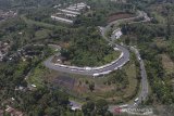 Foto udara kendaraan melintasi jalur selatan Lingkar Gentong, Kabupaten Tasikmalaya, Jawa Barat, Selasa (24/12/2019). Meskipun memasuki cuti bersama dan H-1 perayaan hari Natal arus lalu lintas di jalur selatan masih lengang. ANTARA JABAR/Adeng Bustomi/agr