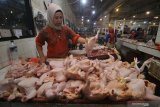 Pedagang memotong daging ayam di Pasar Tambahrejo, Surabaya, Jawa Timur, Selasa (24/12/2019). Menjelang Natal dan Tahun Baru 2020 harga daging ayam broiler di pasar tersebut naik dari Rp30.000 per kilogram menjadi Rp32.000 per kilogram. Antara Jatim/Moch Asim/zk.