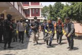 Petugas kepolisian mengamankan sebuah tas yang mencurigakan di dekat Gereja Bethel, Depok, Jawa Barat, Selasa (24/12/2019). Tas mencurigakan yang berisi buku dan dokumen tersebut kini diamankan untuk diperiksa lebih lanjut. ANTARA FOTO/Asprilla Dwi Adha/nym.