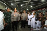 Kapolda Kalsel Irjen Pol Yazid Fanani (dua kiri) bersama Danrem Korem 101/Antasari Kolonel Inf Syech Ismet (kiri) meninjau pengamanan di Gereja Paroki Katedral Keluarga Kudus, Banjarmasin, Kalimantan Selatan, Selasa (24/12/2019). Polda Kalsel yang di dukung personel dari TNI, Satpol PP dan organisasi lain menjamin pengamanan secara maksimal perayaan Natal di seluruh gereja yang ada di wilayah Kalsel. Foto Antaranews Kalsel/Bayu Pratama S.