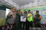 Kapolda Kalsel Irjen Pol Yazid Fanani (kiri) bersama Danrem Korem 101/Antasari Kolonel Inf Syech Ismet (dua kiri) memberikan bingkisan kepada petugas pos pengamanan Natal dan Tahun Baru (Nataru) di Jalan Lambung Mamgkurat Banjarmasin, Kalimantan Selatan, Selasa (24/12/2019). Polda Kalsel yang di dukung personel dari TNI, Satpol PP dan organisasi lain menjamin pengamanan secara maksimal perayaan Natal dan Tahun Baru (Nataru) di wilayah Kalsel. Foto Antaranews Kalsel/Bayu Pratama S.