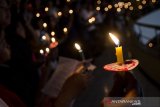 Jemaat menyalakan lilin saat mengikuti kebaktian malam Natal 2019 di GKI Kawasan Maulana Yusuf, Bandung, Jawa Barat, Selasa (24/12/2019) malam. Misa dengan tema 