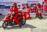 Petugas mencoba mengendarai armada motor Pertamina Delivery Service (PDS) Satgas Natal dan Tahun Baru di SPBU Rest Area KM 57, Karawang, Jawa Barat, Selasa (24/12/2019). Pertamina telah menyiagakan sebanyak 200 tim motoris PDS untuk mengantarkan BBM kemasan kepada konsumen yang membutuhkan guna mengantisipasi kondisi darurat bila kendaraan kehabisan BBM saat terjadi kemacetan di jalur tol Trans Jawa maupun di jalur non tol agar dapat melanjutkan perjalanan hingga ke tempat tujuan. ANTARA JABAR/M Ibnu Chazar/agr