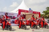 Petugas armada motor Pertamina Delivery Service (PDS) Satgas Natal dan Tahun Baru bersiap mengantar BBM kemasan di SPBU Rest Area KM 57, Karawang, Jawa Barat, Selasa (24/12/2019). Pertamina telah menyiagakan sebanyak 200 tim motoris PDS untuk mengantarkan BBM kemasan kepada konsumen yang membutuhkan guna mengantisipasi kondisi darurat bila kendaraan kehabisan BBM saat terjadi kemacetan di jalur tol Trans Jawa maupun di jalur non tol agar dapat melanjutkan perjalanan hingga ke tempat tujuan. ANTARA JABAR/M Ibnu Chazar/agr