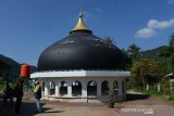 Pengunjung menyaksikan situs Kubah Masjid Tsunami di Desa Gurah, Kecamatan Peukan Bada, Kabupaten Aceh Besar, Aceh, Rabu (25/12/2019). Kubah Masjid yang masih utuh hanyut diterjang gelombang tsunami sejauh 2,5 kilometer di areal persawahan itu , salah satu objek wisata yang ramai dikunjungi wisatawan menjelang peringatan 15 tahun bencana gempa dan tsunami Aceh pada 26 Desember. Antara Aceh/Ampelsa.