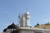 Pekerja memperbaiki payung hidrolik Masjid Raya Baiturrahman, Banda Aceh, Aceh, Rabu (25/12/2019). Perbaikan payung Masjid Raya Baiturrahman yang merupakan icon Kota Banda Aceh itu dalam rangka perawatan. Antara Aceh/Ampelsa.