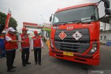 Direktur Pemasaran Ritel PT Pertamina (Persero) Mas'ud Khamid (tengah) berbincang dengan Komisaris PT Pertamina (Persero) Condro Kirono (kanan) dan GM Pertamina MOR V Werry Prayogi (kiri) saat mengunjungi Terminal Bahan Bakar Minyak (TBBM) Madiun, Jawa Timur, Rabu (25/12/2019). Kunjungan tersebut untuk memantau secara langsung pelayanan dan ketersediaan BBM bagi pemudik di sepanjang jalur Tol Trans Jawa pada masa libur Natal dan Tahun Baru 2020. Antara Jatim/Moch Asim/zk.