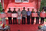 Walikota Madiun Maidi (tengah) didampingi Direktur Keuangan dan Sumber Daya Manusia PT Industri Kereta Api (Inka) Mardiannus Pramudya (keempat kanan) berfoto bersama seusai penyerahan secara simbolis bantuan program Tanggung jawab Sosial Perusahaan (CSR) PT Industri Kereta Api (Inka) di Kota Madiun, Jawa Timur, Kamis (26/12/2019). PT Inka menyerahkan sejumlah bantuan dari program CSR, terdiri bantuan pengerukan sungai, mural dinding bantaran sungai, ruang pojok baca dan rumah layak huni. Antara Jatim/Siswowidodo/zk