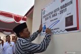 Walikota Madiun Maidi menandatangani banner saat pernyerahan bantuan rumah kepada warga kurang mampu dari program Tanggung jawab Sosial Perusahaan (CSR) PT Industri Kereta Api (Inka) di Kota Madiun, Jawa Timur, Kamis (26/12/2019). PT Inka menyerahkan sejumlah bantuan dari program CSR, terdiri bantuan pengerukan sungai, mural dinding bantaran sungai, ruang pojok baca dan rumah layak huni. Antara Jatim/Siswowidodo/zk