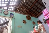 Warga berada dirumahnya yang rusak akibat diterjang angin puting beliung di Desa Banjarasri, Tanggulangin, Sidoarjo, Jawa Timur, Kamis (26/12/2019). Angin puting beliung disertai hujan deras yang menerjang di wilayah setempat pada Rabu (25/12/2019) petang mengakibatkan sedikitnya 50 rumah warga rusak sedang hingga berat dan puluhan lain rusak ringan. Antara Jatim/Umarul Faruq/zk