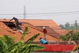 Warga memperbaiki rumah yang rusak akibat diterjang angin puting beliung di Desa Banjarasri, Tanggulangin, Sidoarjo, Jawa Timur, Kamis (26/12/2019). Angin puting beliung disertai hujan deras yang menerjang di wilayah setempat pada Rabu (25/12/2019) petang mengakibatkan sedikitnya 50 rumah warga rusak sedang hingga berat dan puluhan lain rusak ringan. Antara Jatim/Umarul Faruq/zk