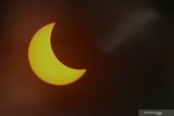 Fenomena gerhana matahari terlihat di Taman Blambangan, Banyuwangi, Jawa Timur, Kamis (26/12/2019). Fenomena gerhana matahari terlihat dari Banyuwangi sebesar 63 persen. Antara Jatim/Budi Candra Setya/zk