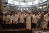 Sejumlah warga melaksanakan shalat gerhana matahari di Mesjid Raya Sabilal Muhtadin, Banjarmasin, Kalimantan Selatan, Kamis (26/12/2019). Sejumlah masjid dijadwalkan menggelar shalat gerhana matahari saat terjadi fenomena gerhana matahari cincin yang melintasi sejumlah wilayah di Indonesia. Foto Antaranews Kalsel/Bayu Pratama S.