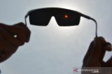 Masyarakat mengamati gerhana matahari sebagian (GMS) menggunakan kacamata khusus di Alun-alun Mojokerto, Jawa Timur, Kamis (26/12/2019). Di wilayah Jawa Timur, gerhana matahari cincin hanya dapat dilihat sebagian atau gerhana matahari sebagian. Antara Jatim/Syaiful Arif/zk