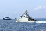 KRI Tombak 629 melaksanakan patroli jalur laut pada pengamanan masa libur Natal dan Tahun Baru 2020 di Selat Bali, Banyuwangi, Jawa Timur, Kamis (26/12/2019). Gelar patroli gabungan TNI-POLRI itu, sebagai upaya pengamanan jalur laut di Selat Bali. Antara Jatim/Budi Candra Setya/zk