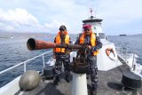 Danlanal Banyuwangi Letkol Laut (P) Yulius Azz Zaenal (kiri) melakukan patroli laut dengan KAL Tabuhan pada pengamanan masa libur Natal dan Tahun Baru 2020 di Selat Bali, Banyuwangi, Jawa Timur, Kamis (26/12/2019). Gelar patroli gabungan TNI-POLRI itu, sebagai upaya pengamanan jalur laut di Selat Bali. Antara Jatim/Budi Candra Setya/zk