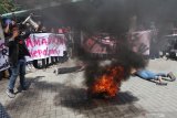 Mahasiswa berorasi saat unjuk rasa menuntut transparansi pembangunan gedung di kampus Institut Agama Islam Negeri (IAIN) Kediri di Kota Kediri, Jawa Timur, Senin (23/12/2019). Aksi tersebut dipicu oleh rusaknya gedung kampus IV fakultas Ussuluddin yang masih berusia setahun sehingga dinilai mahasiswa akibat kesalahan bestek dalam pembangunannya. Antara Jatim/Prasetia Fauzani/zk