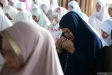 Warga menangis saat mengikuti zikir dan doa bersama yang dipandu ustad di Masjid Syeikh Abdurrauf, Desa Punge Blang Cut, Banda Aceh, Aceh, Kamis (26/12/2019). Zikir dan doa bersama di sejumlah masjid itu dalam rangka memperingati 15 tahun bencana Gempa dan Tsunami Aceh yang sekaligus dilanjutkan dengan salat khusuf Gerhana Matahari. Antara Aceh/Ampelsa. 