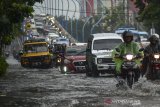 Sejumlah kendaraan menerjang genangan air  yang menggenangi Jalan Jakarta di Bandung, Jawa Barat, Jumat (27/12/2019). Genangan setinggi 30 hingga 50 sentimeter tersebut disebabkan sistem drainase yang buruk dan intensitas hujan tinggi di kota Bandung. ANTARA JABAR/Raisan Al Farisi/agr