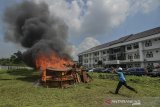 Pegawai Pemerintah membakar mebel berupa meja, kursi, lemari, hardisk komputer, dan Kertas aset daerah di halaman Balekota Tasikmalaya, Jawa Barat, Jumat (27/12/2019). Pemerintah Kota Tasikmalaya menggelar penghapusan atau memusnahkan barang inventaris milik Pemerintah Kota Tasikmalaya yang telah rusak dan tidak layak pakai dengan nilai Rp386 juta sedangkan aset yang dijual atau dilelang mencapai Rp855 juta. ANTARA JABAR/Adeng Bustomi/agr