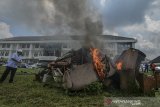 Pegawai Pemerintah membakar mebel berupa meja, kursi, lemari, hardisk komputer, dan Kertas aset daerah di halaman Balekota Tasikmalaya, Jawa Barat, Jumat (27/12/2019). Pemerintah Kota Tasikmalaya menggelar penghapusan atau memusnahkan barang inventaris milik Pemerintah Kota Tasikmalaya yang telah rusak dan tidak layak pakai dengan nilai Rp386 juta sedangkan aset yang dijual atau dilelang mencapai Rp855 juta. ANTARA JABAR/Adeng Bustomi/agr