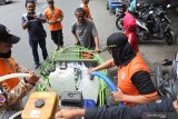 Personel Badan Penanggulangan Bencana Daerah (BPBD) mendistribusikan air bersih di lokasi penyebaran Hepatitis A, Sumbersari, Jember, Jawa Timur, Sabtu (28/12/2019). Dinas Kesehatan Kabupaten Jember dan BPBD setempat melakukan sosialisasi atas penetapan kondisi Kejadian Luar Biasa (KLB) Hepatitis A sekaligus mendistribusikan bantuan air bersih untuk masyarakat menyusul ditemukannya 217 kasus. Antara Jatim/Seno/zk