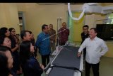 Menteri Kesehatan Terawan Agus Putranto (kanan) berbincang dengan para dokter saat meninjau ruang radiologi di RSUP Sanglah Denpasar, Bali, Sabtu (28/12/2019). Kunjungan Menteri Kesehatan tersebut serangkaian dengan seminar sehari yang membahas metode cuci otak untuk pengobatan penyakit stroke. ANTARA FOTO/Nyoman Hendra Wibowo/nym