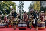 Seniman Bali menampilkan tari kreasi 