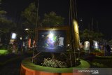 Pengunjung mengamati lukisan pada pemeran lukisan Festival Seni Akhir Tahundi Taman Kota Tasikmalaya, Jawa Barat, Jumat (27/12/2019) malam. Pameran yang diselenggarakan oleh Komunitas Cermin Tasikmalaya yang menampilkan 40 karya perupa dari seniman Tasikmalaya dan Bandung berlangsung hingga 30 Desermber 2019. ANTARA JABAR/Adeng Bustomi/agr