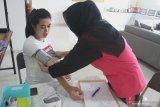 Seorang bidan memeriksa tekanan darah peserta dalam pendampingan gratis bagi ibu hamil di Rumah Sakit Persada, Malang, Jawa Timur, Sabtu (28/12/2019). Kegiatan pendampingan tersebut diadakan seminggu sekali sebagai upaya mengurangi Angka Kematian Ibu (AKI) sekaligus pencegahan stunting yang menurut data Kementerian Kesehatan mencapai 27,67 persen di tahun 2019. Antara Jatim/Ari Bowo Sucipto/zk