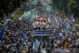 Ribuan bobotoh mengawal arak-arakan Tim Persib Putri keliling Kota Bandung, Jawa Barat, Minggu (29/12/2019). Arak-arakan tersebut digelar dalam rangka menyambut tim Persib Bandung Putri yang berhasil keluar sebagai juara Liga 1 Putri 2019 setelah menumbangkan PS Tira Persikabo di laga final dengan agregat 6-1. ANTARA JABAR/Raisan Al Farisi/agr