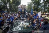 Ofisial bersama Tim Persib Putri menunjukan piala saat arak-arakan keliling Kota Bandung, Jawa Barat, Minggu (29/12/2019). Arak-arakan tersebut digelar dalam rangka menyambut tim Persib Bandung Putri yang berhasil keluar sebagai juara Liga 1 Putri 2019 setelah menumbangkan PS Tira Persikabo di laga final dengan agregat 6-1. ANTARA JABAR/Raisan Al Farisi/agr