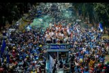 Ribuan bobotoh mengawal arak-arakan Tim Persib Putri keliling Kota Bandung, Jawa Barat, Minggu (29/12/2019). Arak-arakan tersebut digelar dalam rangka menyambut tim Persib Bandung Putri yang berhasil keluar sebagai juara Liga 1 Putri 2019 setelah menumbangkan PS Tira Persikabo di laga final dengan agregat 6-1. ANTARA FOTO/Raisan Al Farisi/nym.