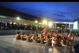 Penari menampilkan Tari Kecak di kawasan Terminal Kedatangan Domestik, Bandara Internasional I Gusti Ngurah Rai, Bali, Minggu (29/12/2019). Pengelola Bandara Ngurah Rai menghadirkan Tari Kecak tersebut untuk mengenalkan kebudayaan Bali serta memberikan hiburan bagi para pengguna jasa bandara pada musim libur Natal 2019 dan tahun baru 2020. ANTARA FOTO/Fikri Yusuf/nym.