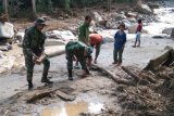 Satgas Pasukan Reaksi Cepat TNI bantu evakuasi korban banjir Labuhanbatu Utara