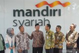 Senior Executive Vice President (SEVP) Retail Banking Bank Syariah Mandiri (BSM) Wawan Setiawan (ketiga kanan) berbincang dengan Rektor Universitas Airlangga Mohammad Nasih (ketiga kiri), Direktur Pengawasan LJK dan Manajemen Strategis OJK Mulyanto (kedua kiri), Regional CEO V BSM Gunawan Arif Hartoyo (kedua kanan), Regional CEO Bank Mandiri Regional 8 Jawa Timur Erwan Djoko Hermawan (kanan) dan Branch Manager BSM Unair Debrina Farrah Anova (kiri) di sela-sela peresmian pembukaan Kantor Mandiri Syariah KCP Unair dan Pusat Pengelolaan Dana Sosial (Puspas) Unair di Surabaya, Jawa Timur, Senin (30/12/2019). Peresmian Kantor BSM KCP Unair tersebut diharapkan dapat membantu dan memudahkan segala bentuk penyaluran pembiayaan bagi sivitas akademika sekaligus memperluas potensi kerja sama antara Bank Syariah Mandiri dengan Universitas Airlangga. Antara Jatim/Moch Asim/zk.