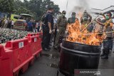 Kapolrestabes Bandung Kombes Pol Irman Sugema (kanan) bersama Wakil Wali Kota Bandung Yana Mulyana (kedua kanan) membakar ratusan paket ganja saat pemusnahan barang bukti narkotika di Polrestabes Bandung, Jawa Barat, Senin (30/12/2019). Polrestabes Bandung memusnahkan 12 kilogram sabu, 843 batang ganja, 18.984 botol minuman keras berbagai jenis dan 13 jerigen tuak dari hasil pengungkapan kejahatan dalam kurun waktu Juli hingga Desember 2019. ANTARA JABAR/M Agung Rajasa/agr